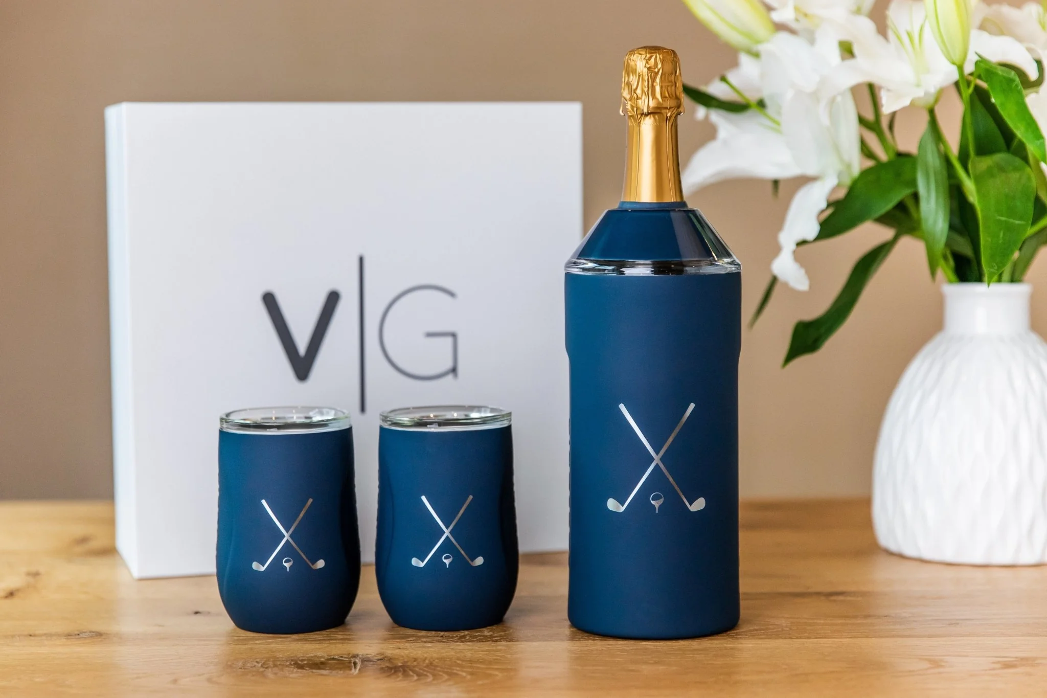 Limited Edition Golf Wine Set In Navy - Image 3